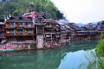 張家界國(guó)家森林公園、黃龍洞、鳳凰古城九景三晚四日游